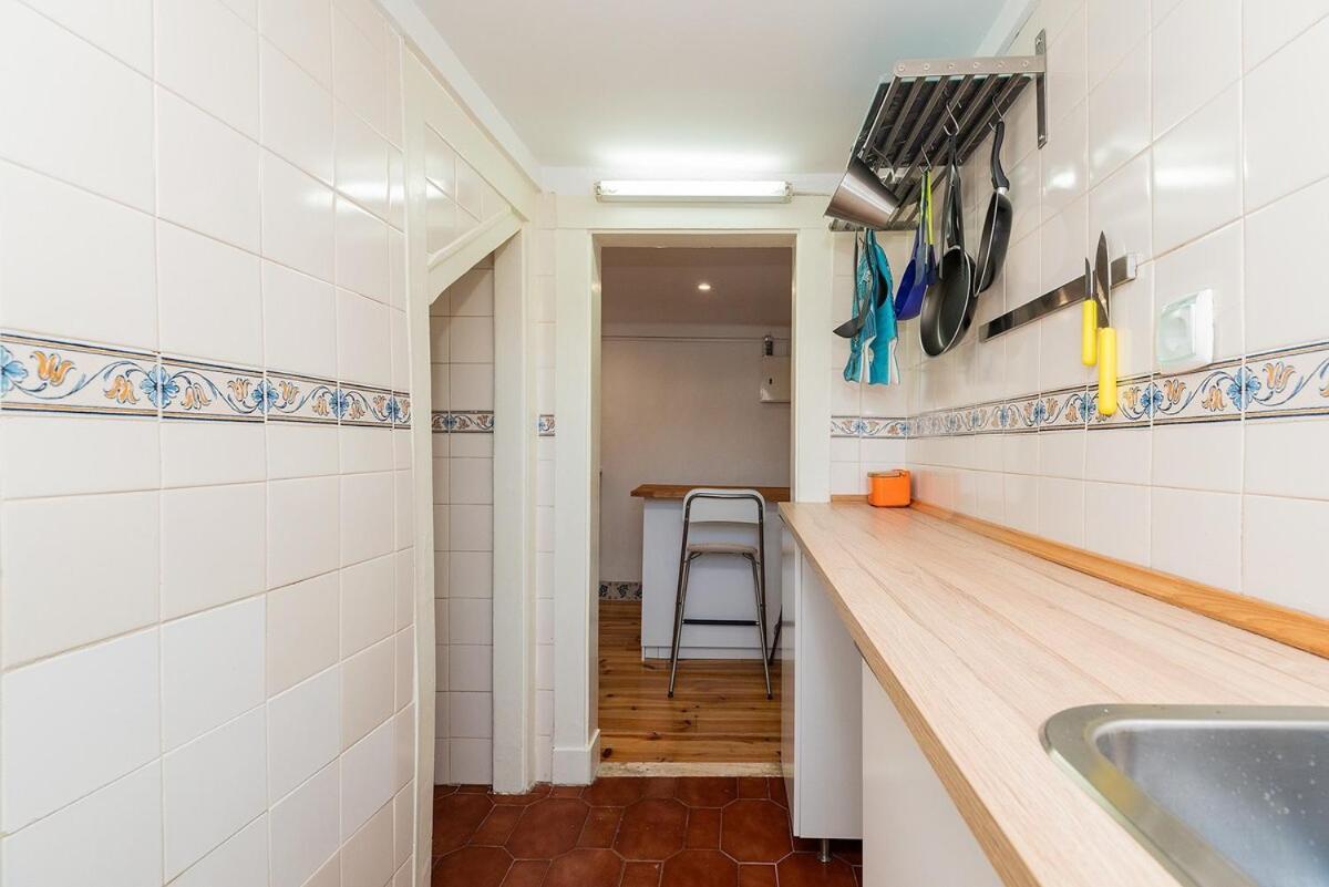 Attic Apartment With Balcony In Bairro Alto Lissabon Exterior foto