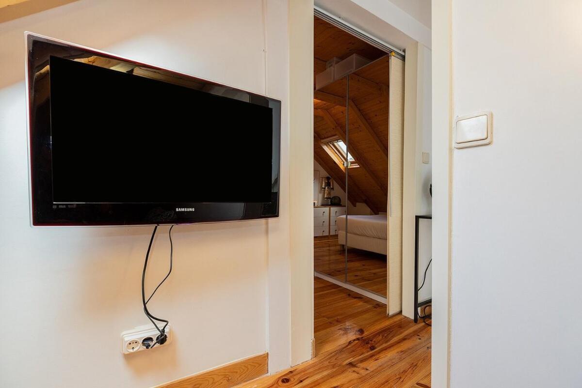 Attic Apartment With Balcony In Bairro Alto Lissabon Exterior foto