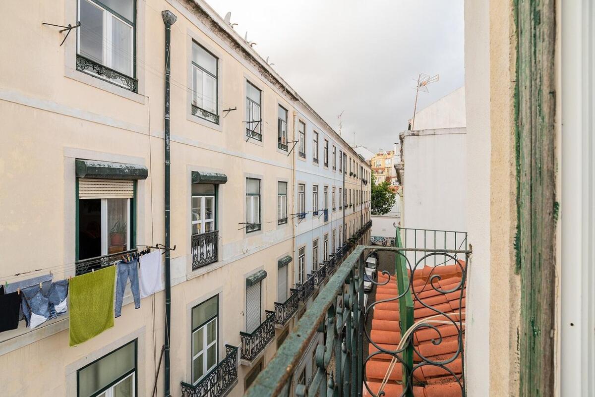 Attic Apartment With Balcony In Bairro Alto Lissabon Exterior foto