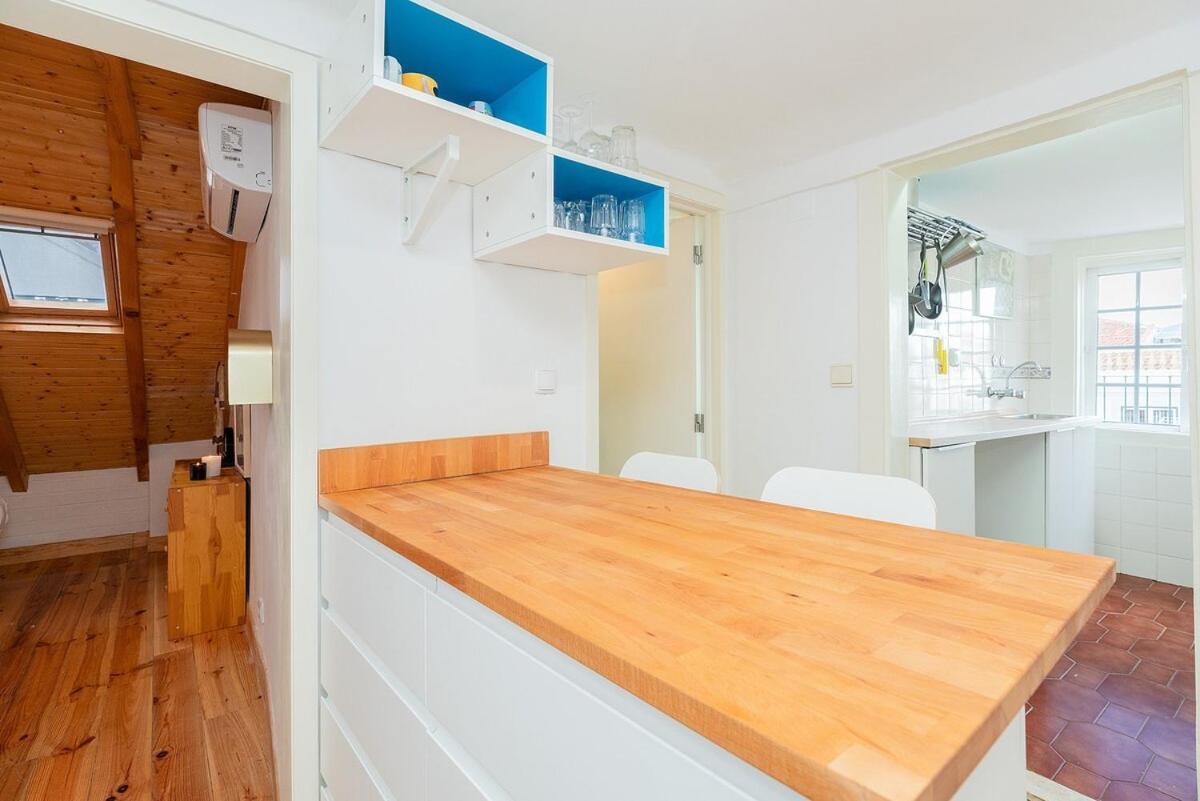 Attic Apartment With Balcony In Bairro Alto Lissabon Exterior foto