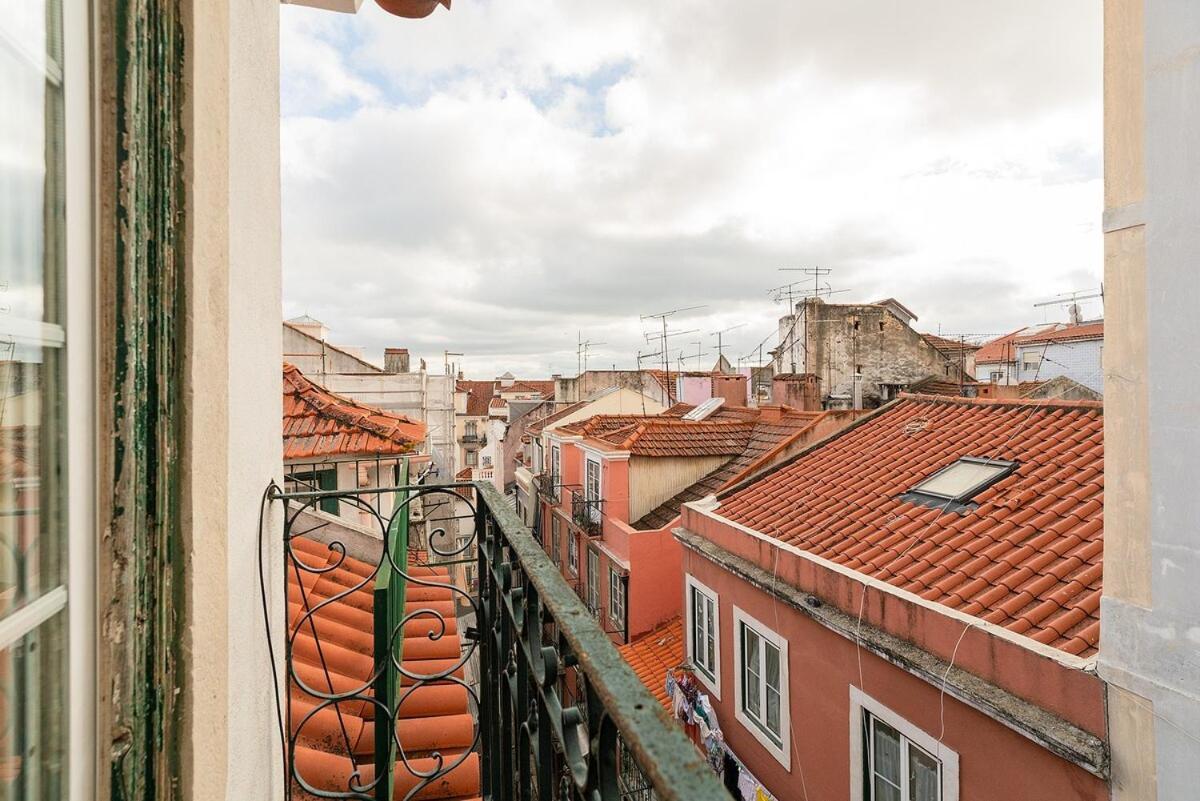 Attic Apartment With Balcony In Bairro Alto Lissabon Exterior foto