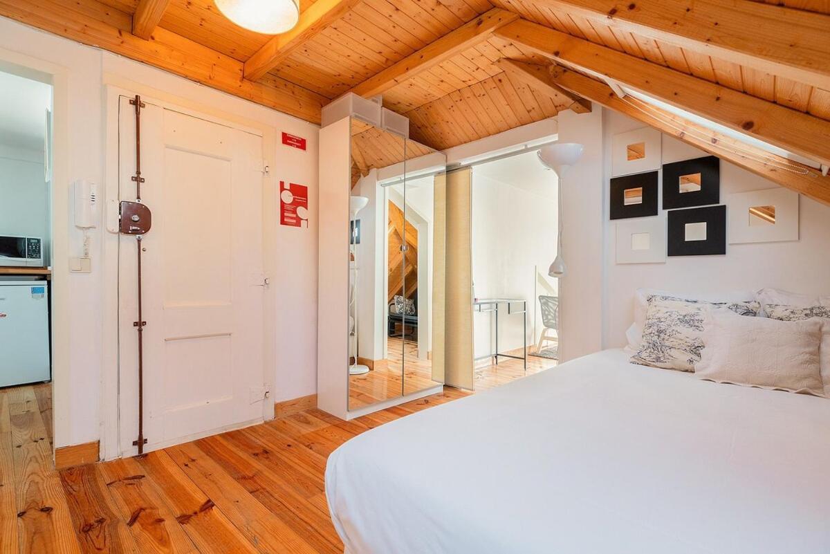 Attic Apartment With Balcony In Bairro Alto Lissabon Exterior foto
